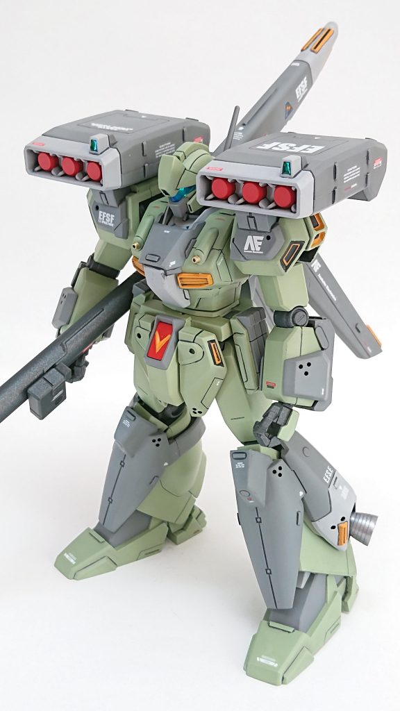 アイシールドやセンサー部のメタリックシールが良い感じです。追加装甲の色も悩みましたが、本体が明るめの色なのでグレーも重くなりすぎないように明るめの軍艦色にしました。ツートンカラーの明るいグレーはグレーサフのままですがコレはアリかなと思います。