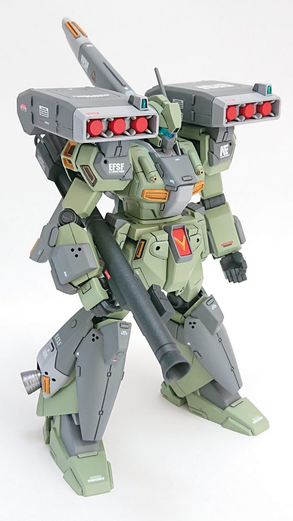 肩の合わせ目消しに苦労しました。バンダイさんも目立たない様にしてるようですが分割がバーニア内で噛み合わせしており、後ハメ加工も面倒な嵌合形状なので大変です。ここはぜひ別パーツ化して欲しい!!