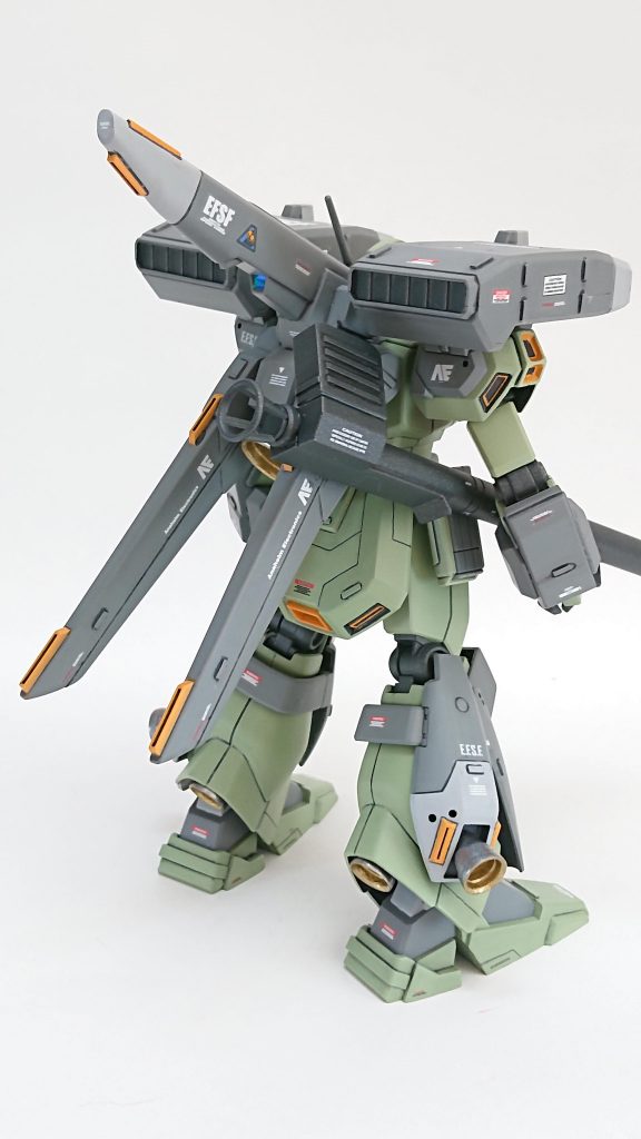 バズーカの弾薬箱?がのっぺりしてて味気無いのでプラ板でディテールアップしてます。踵も爪先と比べると幅が狭くて安定感無いので片側+2mmして幅を合わせました。