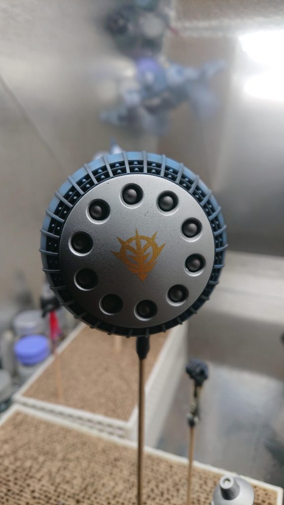 ジオンマークを自作金デカールで作りました。