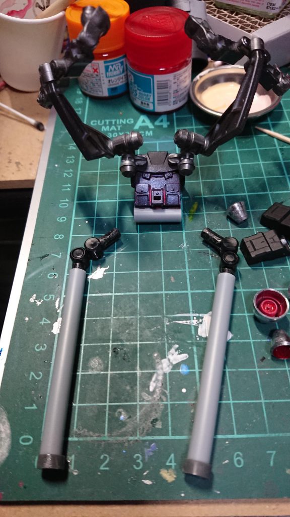 バックパックもプロペラントタンクの追加に伴いタンク部分にジョイントパーツ使用で可動式です。