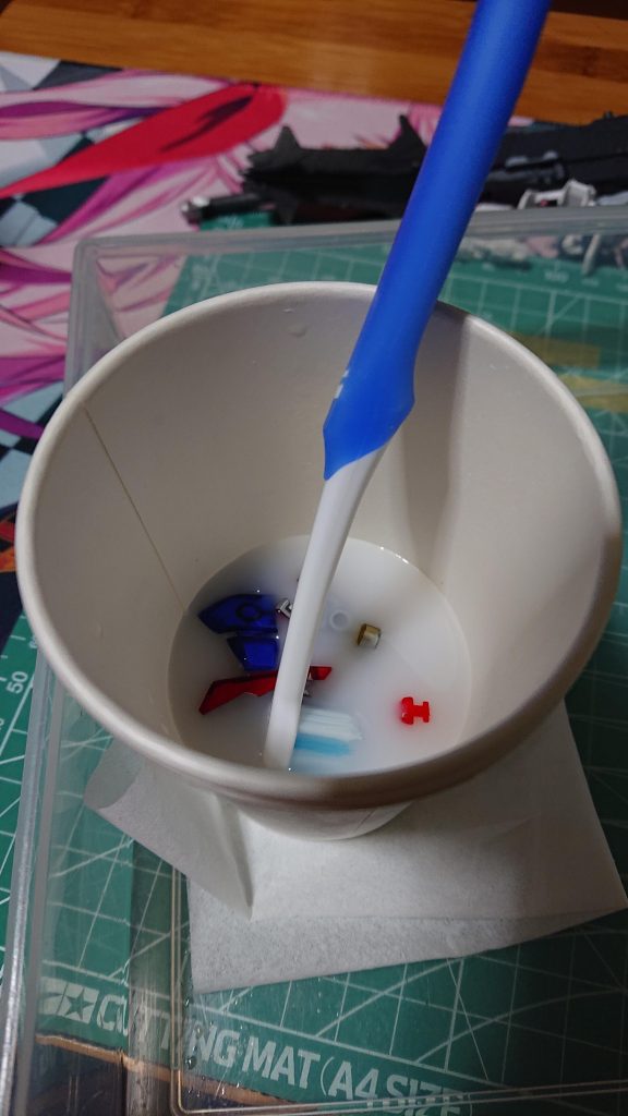 超音波洗浄器を置けないちゃぶ台モデラーのため紙コップでコンパウンドと格闘します。ガシャガシャまぜると傷つくので撫でまわします。