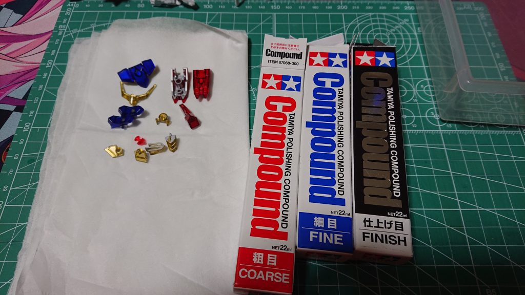 クリアパーツの内側になる場所はシルバー塗装を行い。表になる面はコンパウンドで磨いていきます。こうするとクリアパーツなんだけど奥行きがわかるフレームになります。