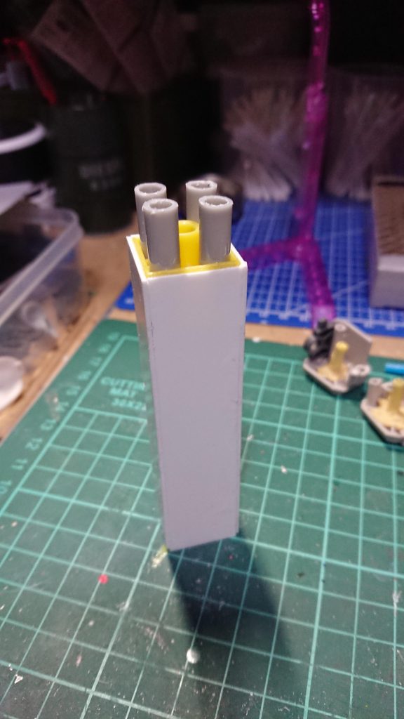 元の黄色いのは100均のブロック。その周りにプラ板で箱にして、プラパイブ装着。