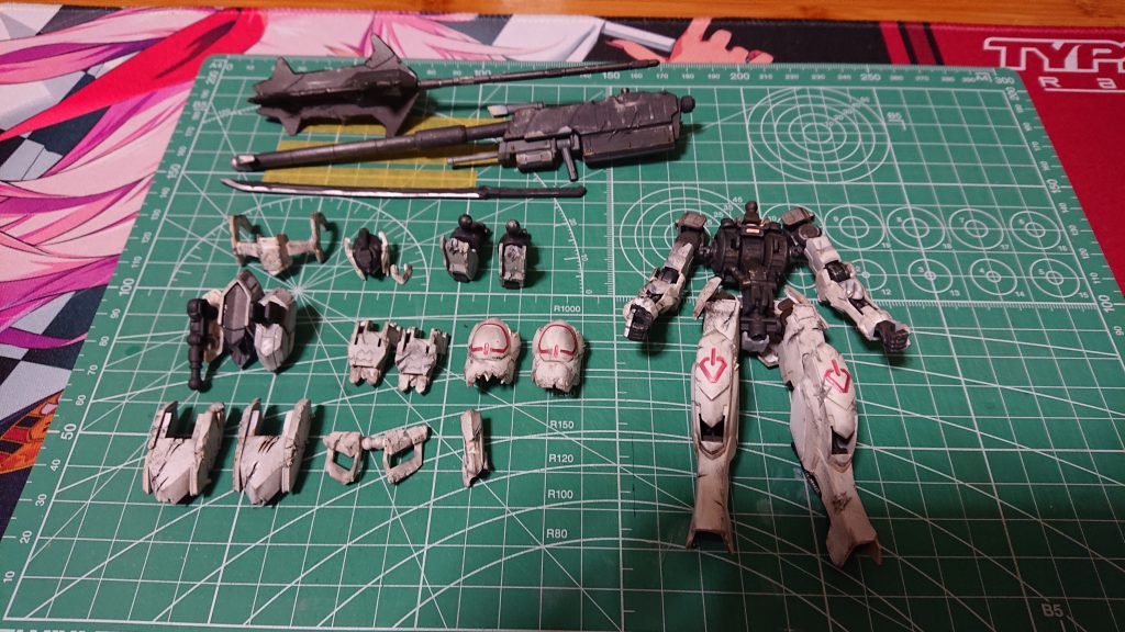 クリアパーツはめるまえの汚し完了+トップコート記念撮影です。全塗装しており、下地に黒サフした後に白を重ねると切り傷のような断面は黒が目立つように出来ます。その上からシルバー塗料を筆塗り、他は汚し用塗料を数種類使い色を重ねていきます。