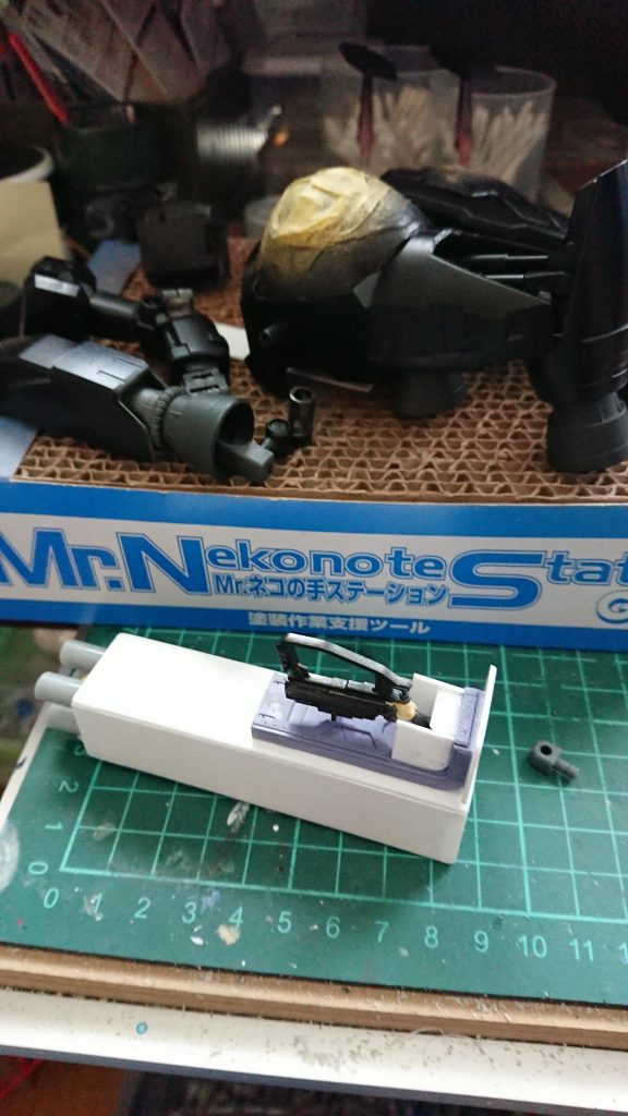 急にシュワちゃんの映画「コマンドー」のようなロケットランチャー装備させたいと思い制作しました。持ち手部分にザクマシンガン使用、基部にザクシールドで上下可動と少し左右にひねることも可能です。過去ストーリーにも載せてあったかと思います。