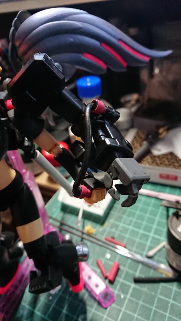 ちょっと画像わかりにくいかもですが、ここがこの制作の一番のアイデアです。アームの取り付けは仮組状態で確認してましたが、この持ち手部分のアイデアでうまく本体との一体感が出せたと思います。