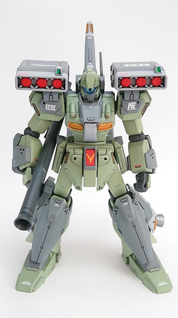 追加装甲でボリュームアップしててマッチョで素敵です。装甲のディンプルは立体感が欲しいので貫通穴にして、穴の内側はファントムグレーを塗ってます。