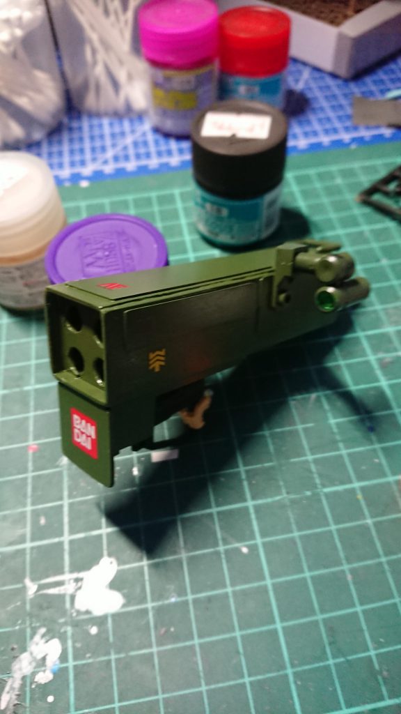 塗装はなかなか思った色が出なくて何度かやり直してこの色に。ガンプラの歴史に感謝のバンダイロゴもつけました。😄