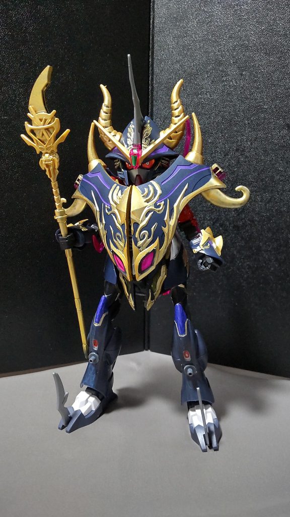 まずは通常時のウォーロックイージスガンダムから。こうして見れば、普通の(?)魔術士といった感じに見えますね。ローブや帽子の溝にガンダムパープルを塗ってみたのですが、意外とフィットしていてよかったです。いつもはレッドゴールドを使用しているのですが、今回はイエローゴールドをメインに塗りました。つや消しでフィニッシュしましたが、良い感じに落ち着いたと思います。