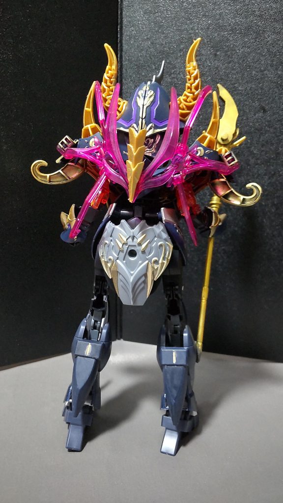 リアビュー普通はクリアパーツの尻尾が付いているのですが、後の形態を考えるとここは無しでいいでしょうという決断をしています。