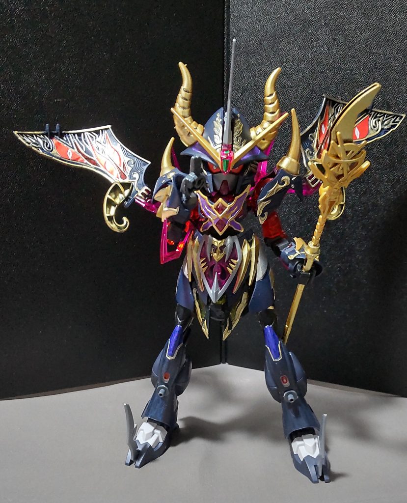 肩部のローブは翼のように展開することができます。このデスサイズのようなギミックは他のプラモにも使えるので、これだけのためにウォーロックを購入するのもありなのかな?