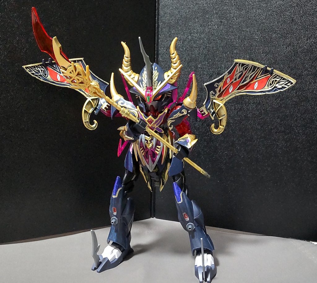 武器のカタストロフ・ノヴァハートは鉄血メイスの柄を使って延長したので、両手持ちが可能になり、先端に付けている軍馬の尻尾パーツからはクリアパーツが付けれるので、ビームグレイブのような扱い方も出来ます。※設定的にはイージスガンダムの膨大な魔力を杖に送る事で、威力も強度もずば抜けている刃を作り出す為、聖剣エクスカリバーにも対応可能となっている。「魔力を消費し続けるとその内弱くなるのではないかって……?」「それは秘密です。」(cv.石田彰)