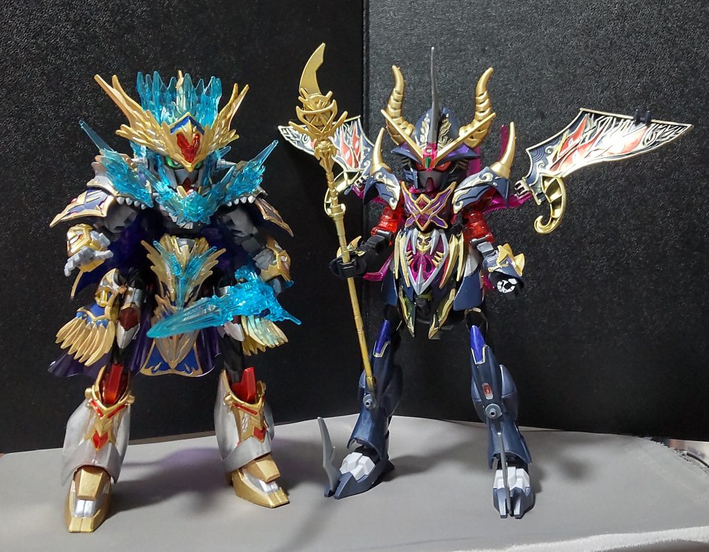 同じように大型化したアーサーガンダムと並べてみる。正義と悪がはっきりとわかるようにデザインされているので、この2体は作ってて楽しかったです。