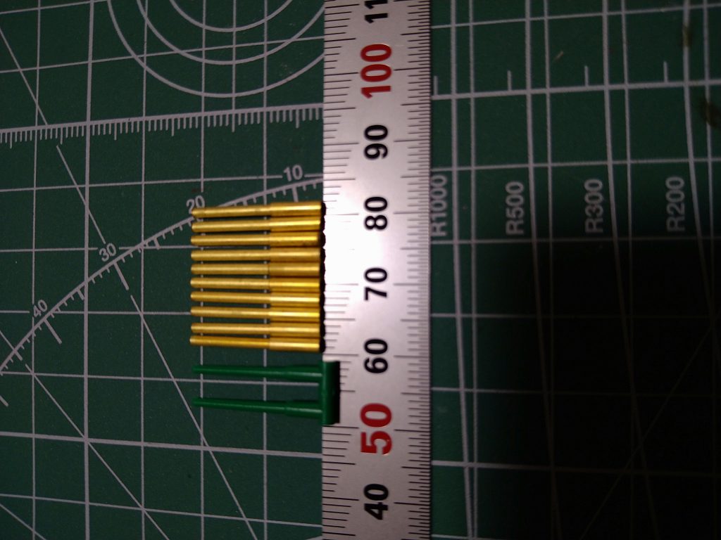 真鍮パイプの主砲が10門、やっと完成したところです。この頃はまだ骨折の影響が大きく、ホントに苦労しました。