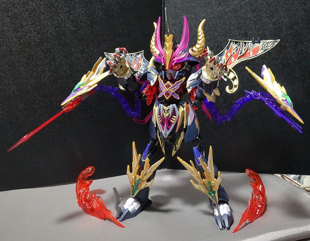 ネオブラックドラゴンの武装は杖を使わなくなった代わりに様々な攻撃手段が付きます。・肩部のドラゴンテール・ドラゴンクロー・ウィングビーム(羽根内部にある6つの目玉から放たれる)・胸部から極太のビーム(スキュラ)・角から電撃・攻撃魔法全般(名称はナイトガンダム物語を参照してください。)・ジアマー(バリアーでダメージ軽減)また炎の剣を取り込んでいるため、炎属性の攻撃は一切受け付け無い様になっています。