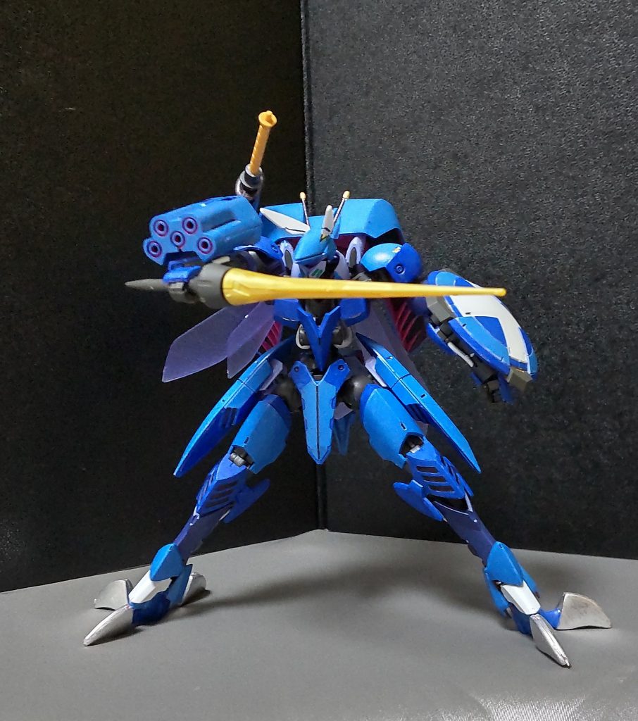 右腕にはバストールのオーラランチャー(ミサイルランチャー)を取付けてます。※ダンバインではオーラ力の影響により、ミサイル一発で核爆発クラスの威力になっていましたが、本機では普通の威力です。