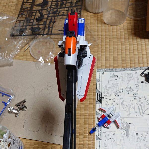 旧MG Ex-Sガンダムの制作その２です。コクピットを台座に固定するところまできました。ウイング部分ゲート跡をミスターカラーのキャラクターレッドで筆塗り。（1枚目）