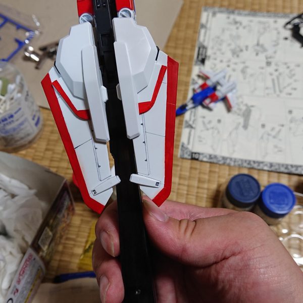 旧MG Ex-Sガンダムの制作その２です。コクピットを台座に固定するところまできました。ウイング部分ゲート跡をミスターカラーのキャラクターレッドで筆塗り。（2枚目）