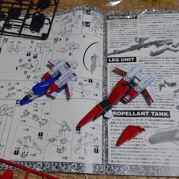 旧MG Ex-Sガンダムの制作その１です。コアファイターとコクピットの途中までできました。コアファイターのウイング部分をミスターカラーのキャラクターレッドで筆塗り。（1枚目）