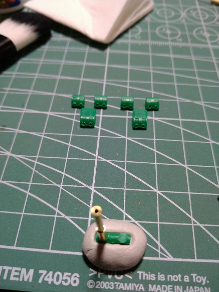 機銃にピンバイスで穴を空けたところ。真鍮パイプを使うしか道がなくなった瞬間です(笑)