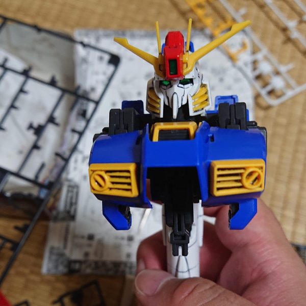 旧MG Ex-Sガンダムの制作その４です。頭部とボディができてきました。続いてバックパックの組み立て。白く塗装する部分があるようなので、後日やります。（1枚目）