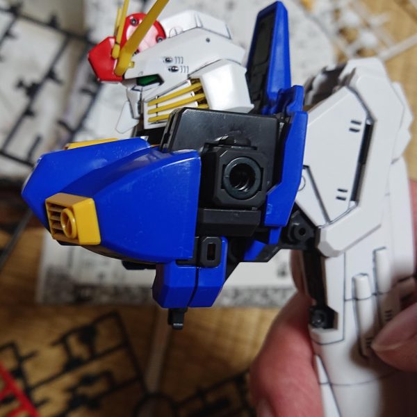 旧MG Ex-Sガンダムの制作その４です。頭部とボディができてきました。続いてバックパックの組み立て。白く塗装する部分があるようなので、後日やります。（2枚目）