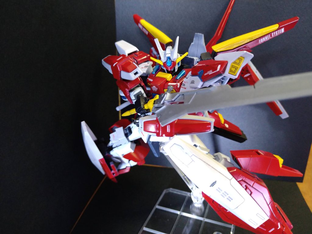 武器は少なく、剣一本とハンドガンの二丁拳銃、ファンネル二基と至ってシンプル