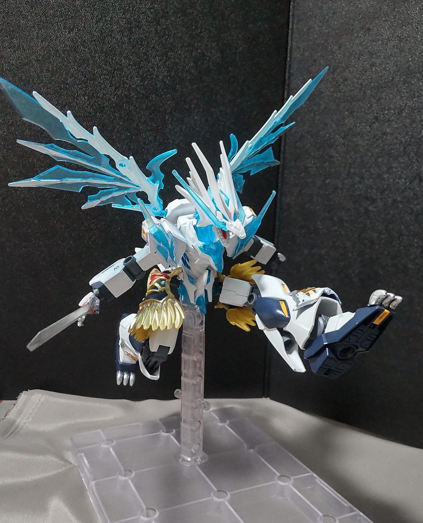 剣に頼らずとも肉弾戦は可能で、俊敏な動きで敵を翻弄しつつテールアタックやキックをお見舞いすることもある。