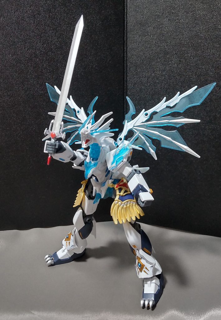 武器はシャイングラスパー一族の竜鱗を加工して造られた聖剣で、アーサーの聖剣エクスカリバーにも負けじと劣らない名剣となっている。