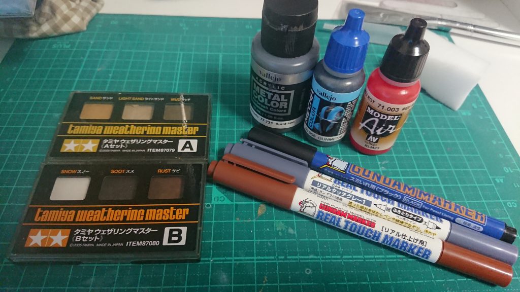 今回利用した塗料など。グレーのランナーはバーントアイアンを筆塗りで塗っています。武器、装甲の裏側はガンメタルで塗装しています(画像だとほとんど見えませんね;)ウェザリングはガンダムマーカーとタミヤウェザリングマスターで行いました、これらのツールは手軽に利用出来て視覚効果を与えやすいのでとても便利ですね。