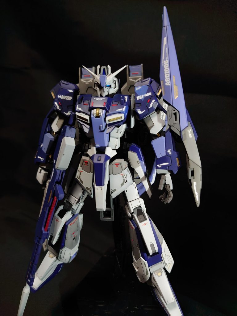 胸部、肩など追加できそうな箇所にモールドを彫りレッドチップを埋め込みました。