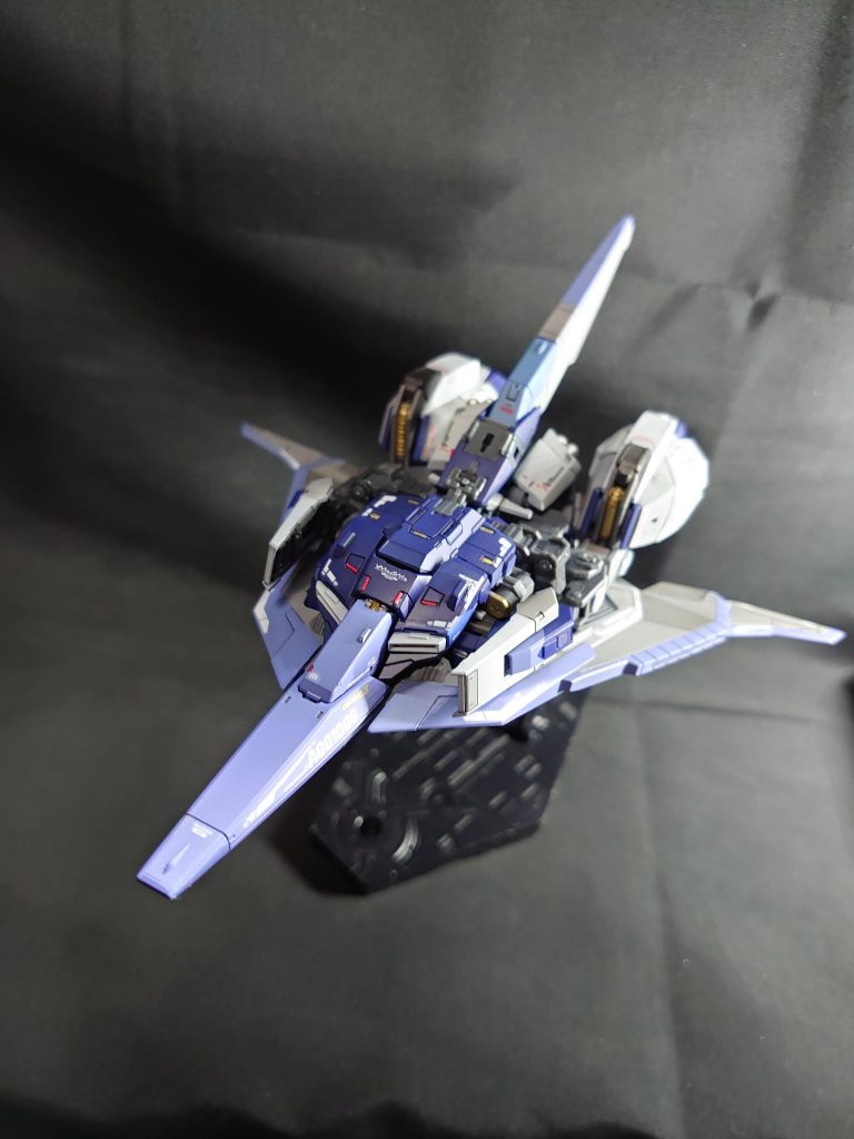 やっぱり変形させたいですよねー。変形の過程で予想通り股関節とリアアーマーがぶっ壊れ、塗装剥げも発生しました……が後悔はない!