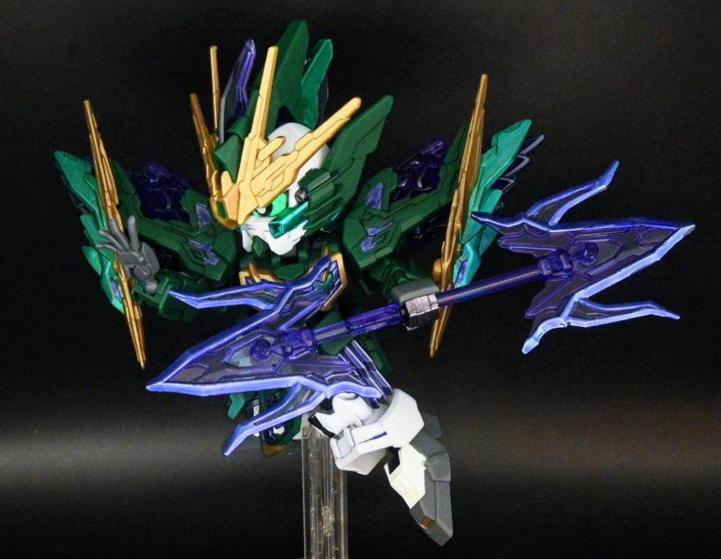 写真によっては伝わりにくいものもありますが目の緑部分に蓄光塗料を使用している為暗闇で撮影すると目力がアップします