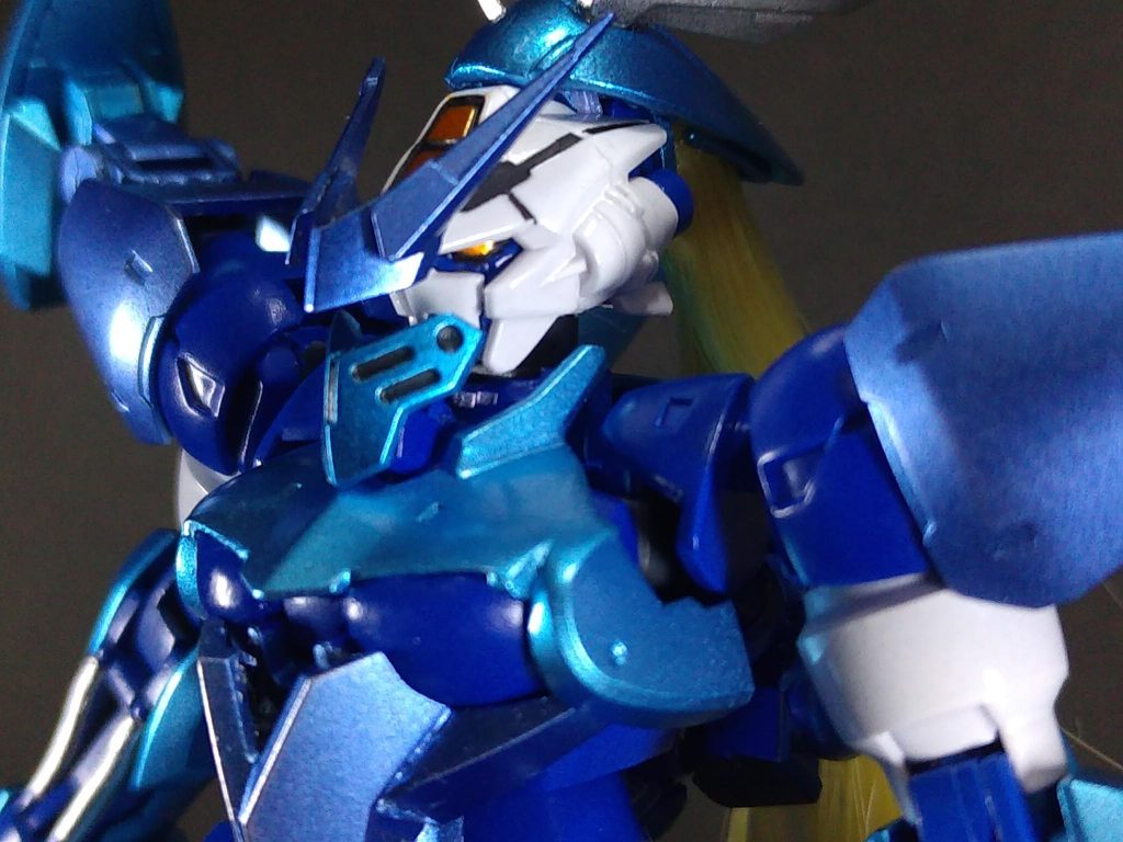 本来、ブルーフレームでも目の周りや顎は赤、ツインアイや額のセンサーは緑なのですが、ホビージャパン2004年2月号掲載の「小説版ブルーフレームの作例」がいまだに「ブルーフレームのイメージ」として強く印象に残っているので、フレーム部分は青一色、センサー類はオレンジ色で製作しました。