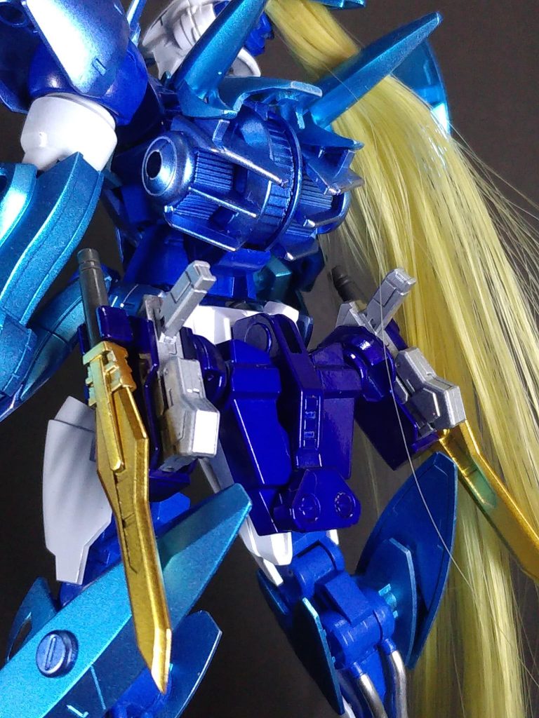 腰のホルダーはバエルの物を使用。バエルソードの懸架パーツを銃の幅に削り、側面に30MMのジョイントパーツを付けて剣の柄を取り付けられるようにしました。