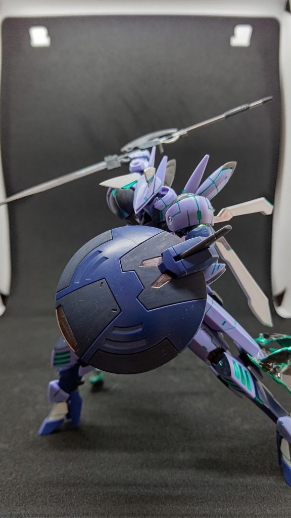 シールドを構え、別ポージング