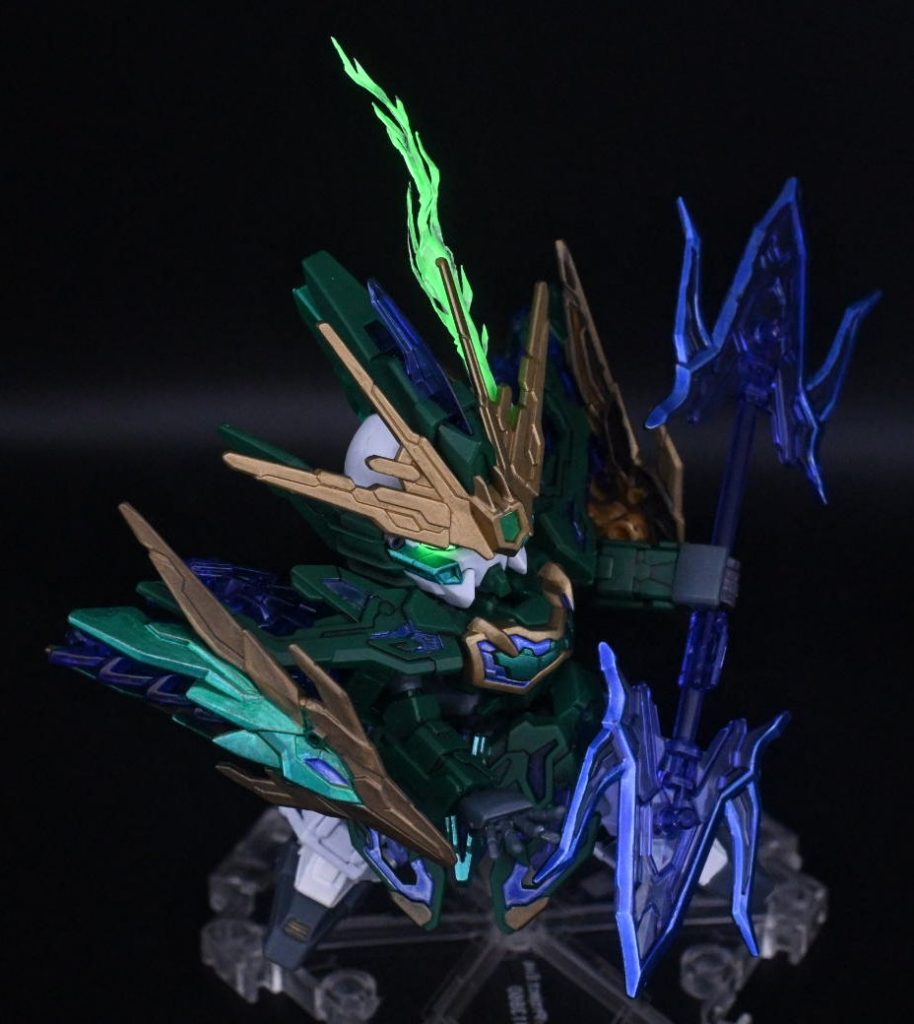 エフェクトはその辺にあったアルミホイルを切り抜き蓄光塗料を塗ってありますそれだけだと簡単にヘタれてしまうので裏側に爪楊枝を張り付け補強するというかなり雑な作りとなっています😅