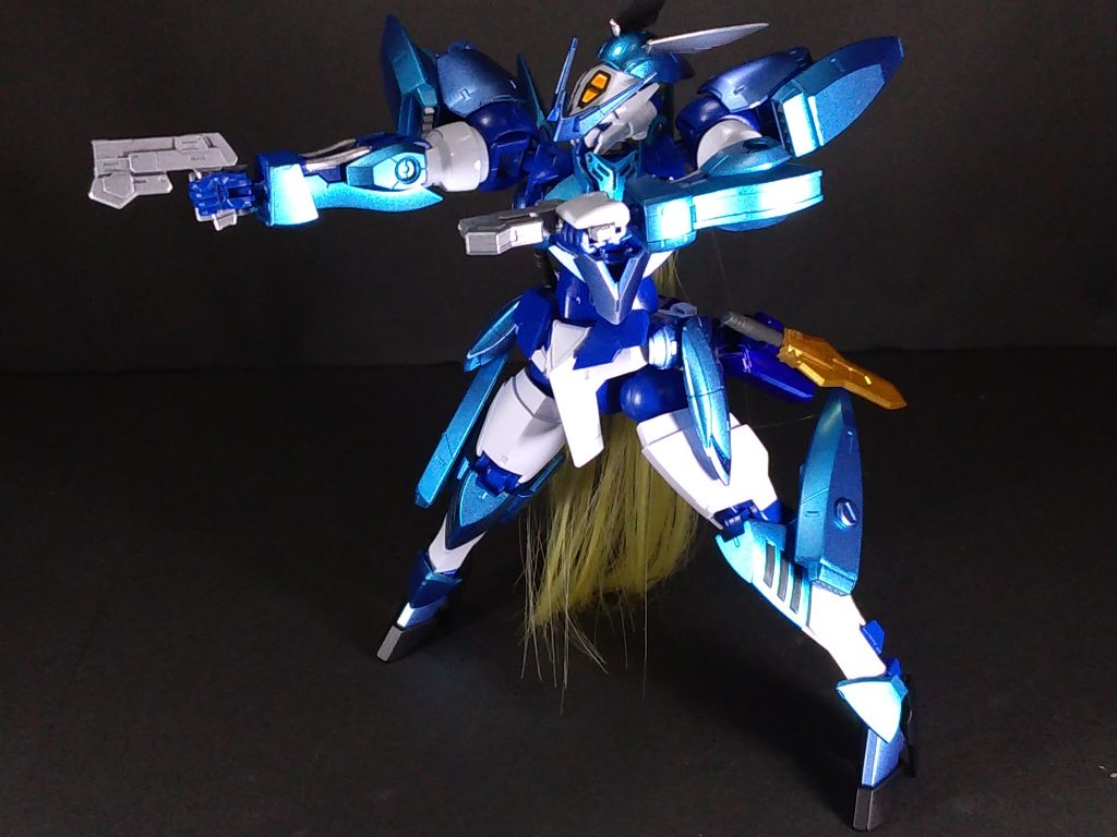 ・ビームピストル〔GN-002モデル〕ジークルーネのメイン武装。ガンダムデュナメスのGNビームピストルと同形状のビームピストル。ガンダムSEED系のビームライフルと同じく掌から給電されるためエイハブリアクターが稼働している限り弾切れが無い。ビームライフルより一撃の威力は弱いものの、連射性に優れるため短時間で複数発打ち込み、大ダメージを与える事が可能である。HGBC 24thセンチュリーウェポンズのGNビームピストルを使いました。合わせ目消しと銃口を開口する加工をしています。トリガーを削って深く握れるようにしています。