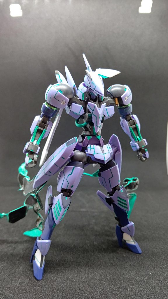 武装なしFront全体的にスジ彫り多目で、ガンマカのメタグリーンでスミ入れしました。また、胴体や腕の動力パイプも同じもので塗装してます。