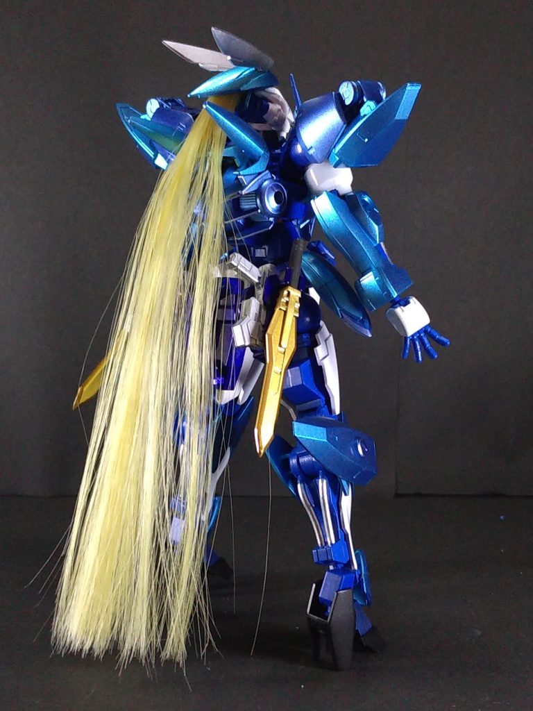 背中にはジークルーネのエイハブリアクターを装備して、ナノラミネート装甲の有効化と高出力化を図っています。側面にはハードポイントを増設。ガンダムフレームの太もものパーツを使ってます。ブリュンヒルデ同様、ドールウィッグを利用して髪の毛の表現をしています。