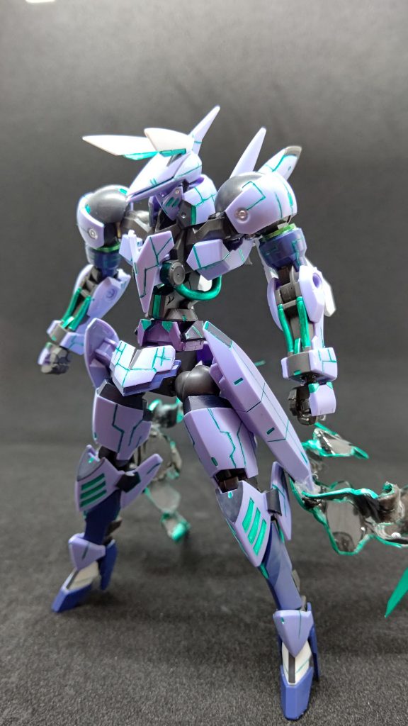 別アングルから頭部のスジ彫りは左右非対称にしました。