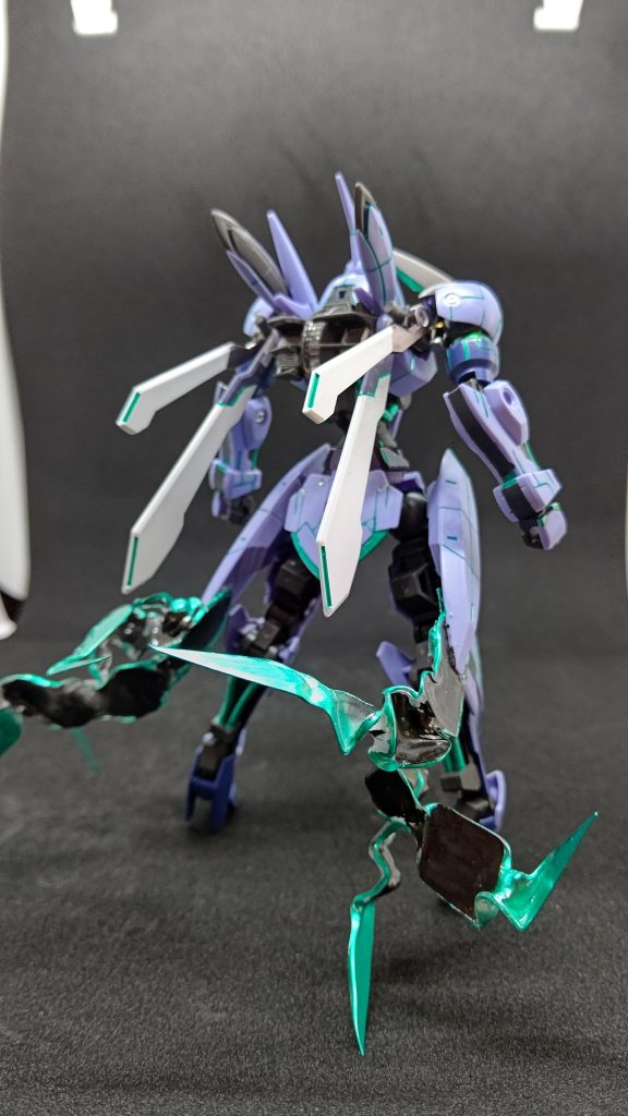 武装なしBackバックパックは弄らず、ガンマカEXのメッキシルバーで塗装し翼のような追加パーツは可動域を広げるために切断した腰のフロントアーマーを接着、追加スタビライザーはHG ブレイジングガンダムからの余剰パーツです。