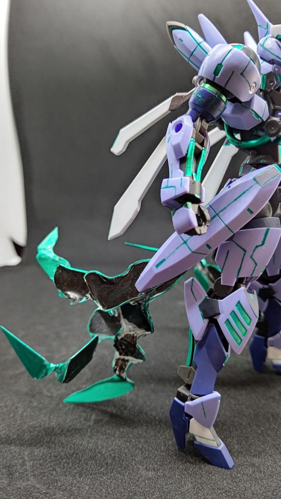 今回、初めての試みで100均で購入したプラパンを蝋燭で変形させエフェクト作成しました。火に近すぎて溶けすぎたり焦げたりなかなか大変でしたが形になりました。左右6枚作り、グルーガンで接着してます。塗装は先端をガンマカのメタグリーン、中央からはメタリックブラックを使用しました。