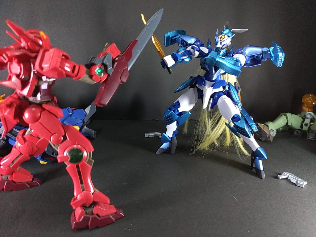 とあるバトルのワンシーン。複数を相手にビームピストルで応戦→接近戦に持ち込まれダガーで受け止めるジークルーネ。