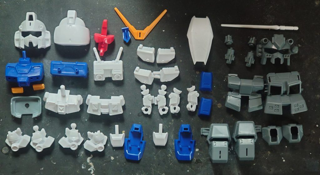 パーツ数は44、これにPC-123とホイルシールが付きます。このボリュームで500円は嬉しいけれど、ビームライフルが無いのは残念です。