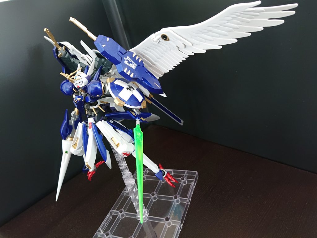 普段はツヤ消しばかりですが、今回は半ツヤで。タミヤの缶スプレー、レーシングブルー。なんとエナメルで溶けると知って驚愕。ス·ダ·ドアカワールドの世界観なので、墨入れは一切しませんでした。デカールはオルフェンズの紋章類だけです。