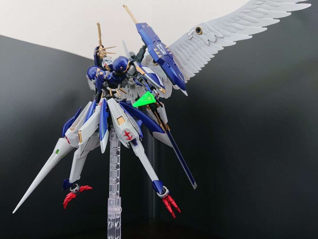 煽りで。撮影ブースないので、上が壁の白いの諦めましたw騎士ガンダムだし、なかなか翼が似合います。目立ちませんが、足首のアンクレットにそれぞれ赤と青の宝石つけてみました。