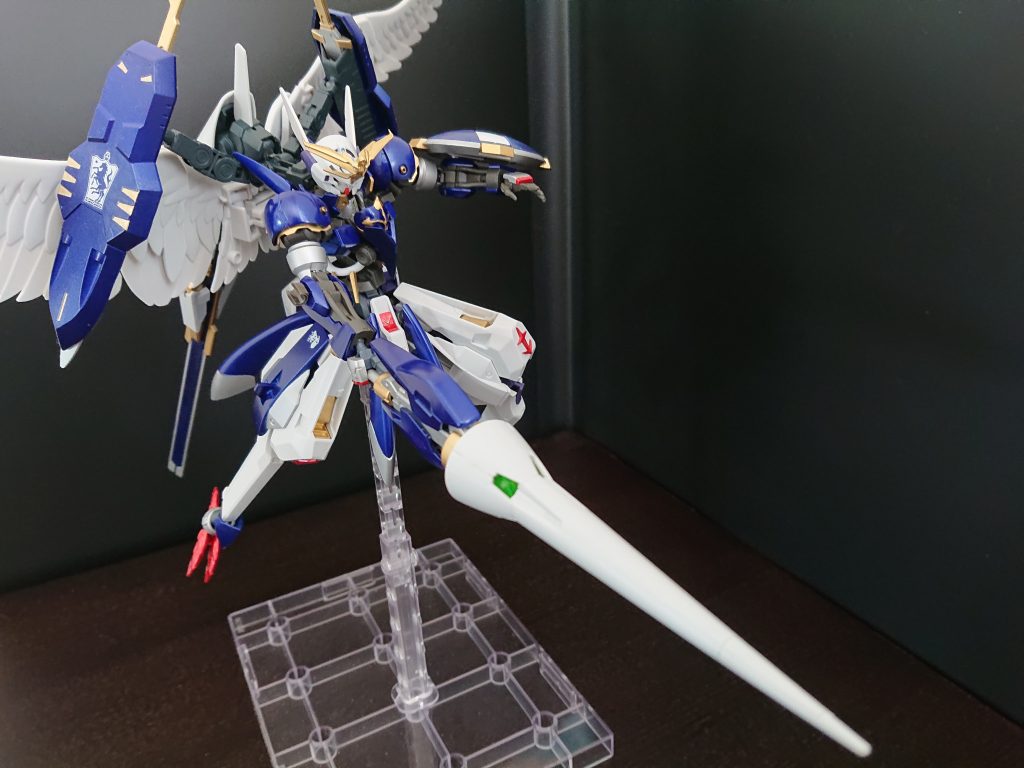 聖槍フランリーム風の精霊石が中に埋め込まれています。ウーンドウォートと言えば指先の赤なので、今回は手甲の先端を赤に塗装してみました。