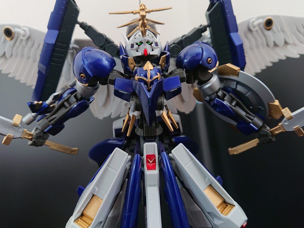 前からもツインアイが覗けるように、バイザー削りました。胸部の装飾アーマーは、ナウシカのバイザー?帽子?だったり。